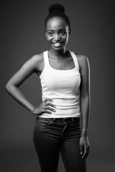 Jeune belle femme africaine zoulou souriant en noir et blanc — Photo