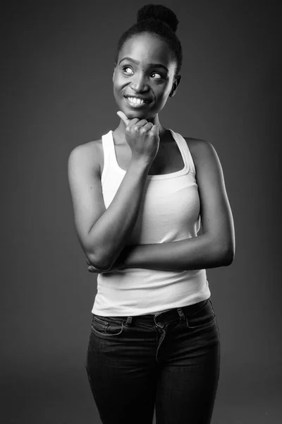 Siyah-beyaz düşünme mutlu Afrikalı Zulu kadın — Stok fotoğraf