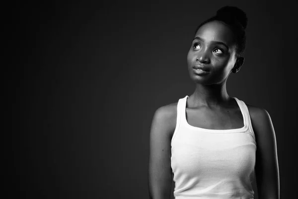 Jovem bela mulher africana Zulu em preto e branco — Fotografia de Stock