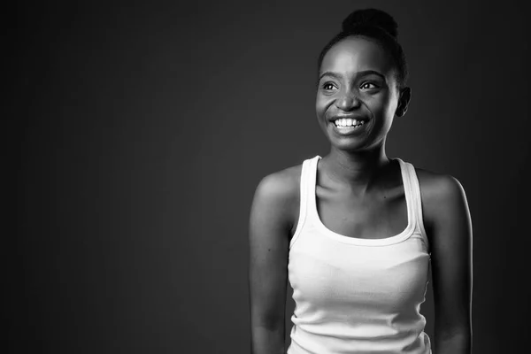 Gülümseyen ve siyah-beyaz düşünme genç güzel Afrikalı Zulu kadın — Stok fotoğraf
