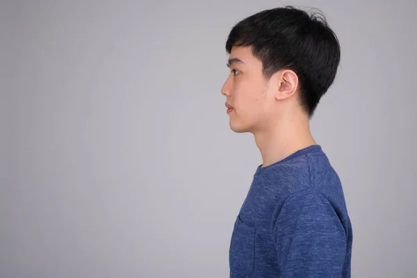 Head Shot Profil Ansicht junger asiatischer Mann vor weißem Hintergrund — Stockfoto