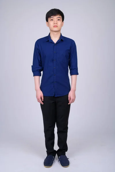 立っている若いアジア系のビジネスマンの全身ショット — ストック写真