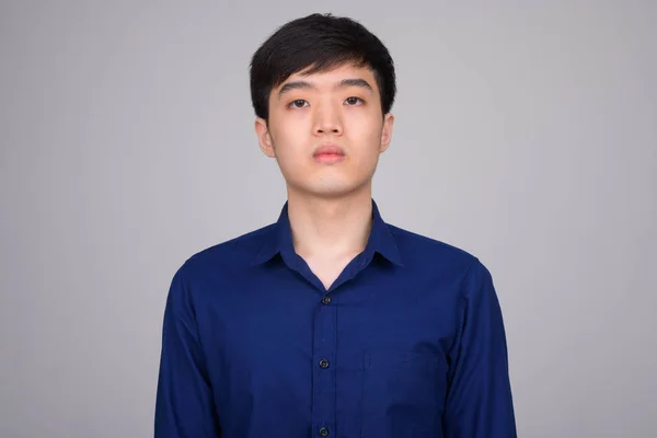 カメラを見て若いアジア系のビジネスマンの顔 — ストック写真