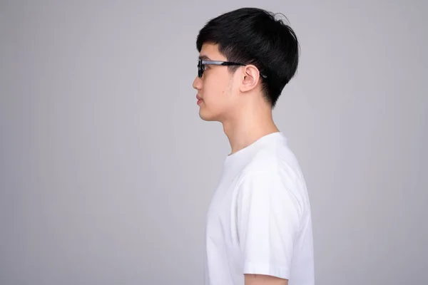 眼鏡を身に着けている若いアジアのオタク男のプロフィール — ストック写真