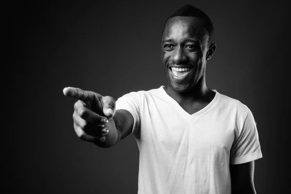 젊은 아프리카 남자 웃으면서 손가락을 가리키는 — 스톡 사진