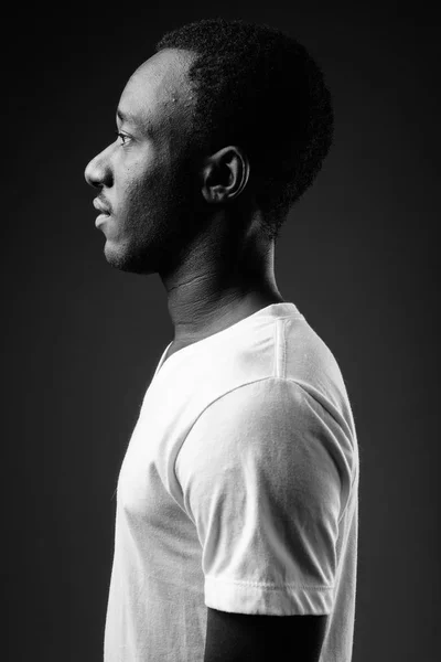 Profil görünümü portre siyah beyaz Afrika gencin — Stok fotoğraf