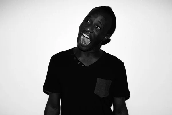 Retrato espeluznante de horror de un joven africano pensando en blanco y negro — Foto de Stock