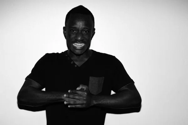 Retrato de terror espeluznante de un joven africano enojado en blanco y negro —  Fotos de Stock