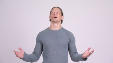 Bir şey yakalamak ise gülümseyen mutlu yakışıklı adam