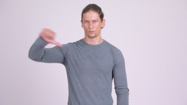 Злой человек, показывающий большие пальцы на белом фоне — стоковое видео