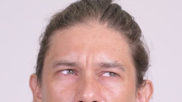 Detailní záběr oka člověka myslet proti Bílému pozadí — Stock video