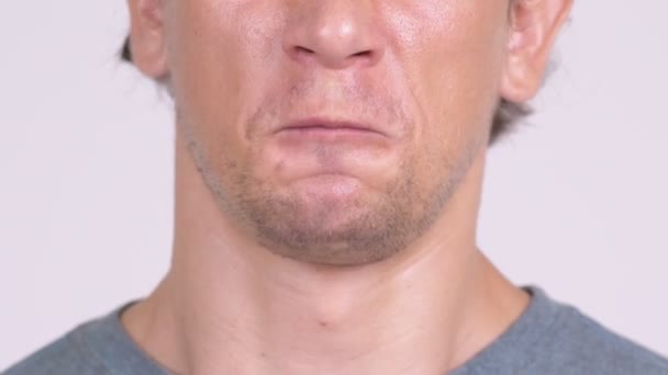 Closeup ústí rozzlobený muž a — Stock video