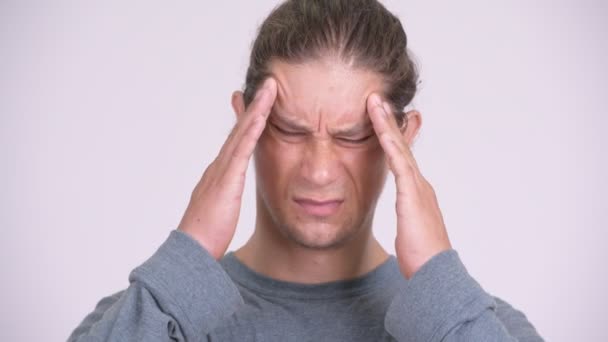 Rostro del hombre estresado con dolor de cabeza contra fondo blanco — Vídeos de Stock