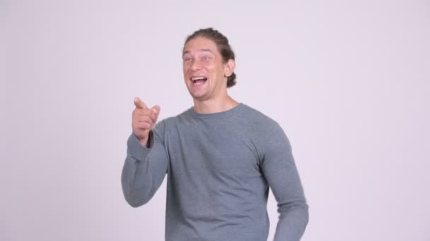 Boldog szép ember mosolyogva és nevetve, miközben ujját — Stock videók