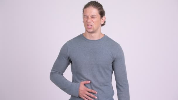 Стресс у человека болит живот на белом фоне — стоковое видео