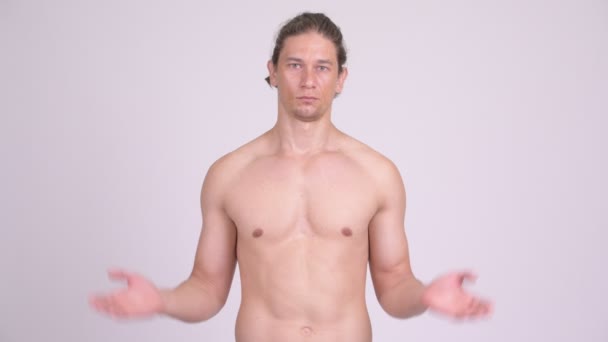 Confused muscular shirtless man shrugging shoulders — Stock Video