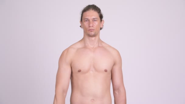 Ernstige spier shirtless man wijst naar de camera — Stockvideo