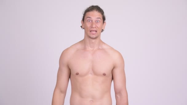 Счастливый мужчина без рубашки без мускулов, взволнованный кулаками — стоковое видео