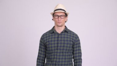 Silah ile gülümseyen mutlu hipster adam geçti