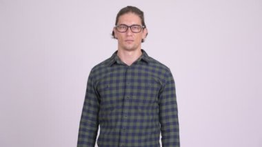 Gözlük giyerken gülümseyen mutlu hipster adam