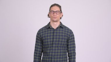 Silah ile gülümseyen mutlu hipster adam geçti