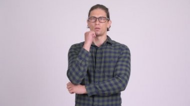 Düşünme ve ararken yakışıklı hipster adam