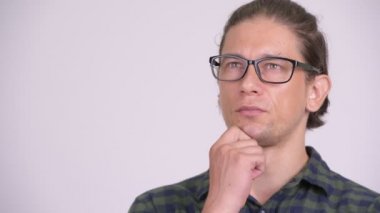 Düşünme ve bakarken mutlu hipster adamın yüzünü
