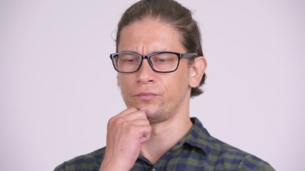 Gesicht eines ernsthaften Hipster-Mannes, der beim Blick nach unten denkt — Stockvideo