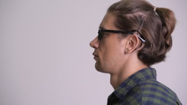 Προβολή προφίλ ευτυχισμένη hipster άνδρας με γυαλιά που χαμογελά — Αρχείο Βίντεο