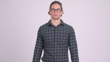 Dudaklarında parmak adamla ciddi hipster