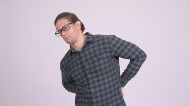 Gestresst hipster man met rugpijn — Stockvideo