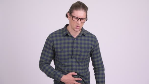 Podkreślił hipster człowiek o ból brzucha — Wideo stockowe