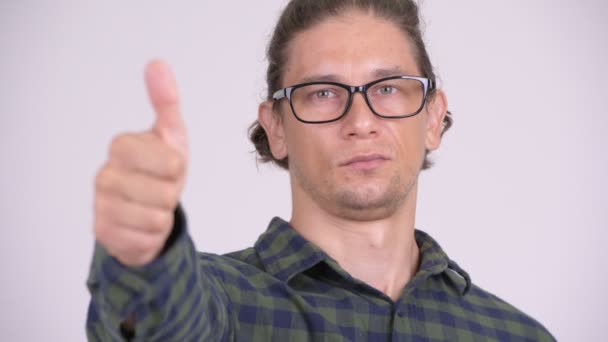 Twarz człowieka hipster szczęśliwy uśmiechający się dając kciuk w — Wideo stockowe