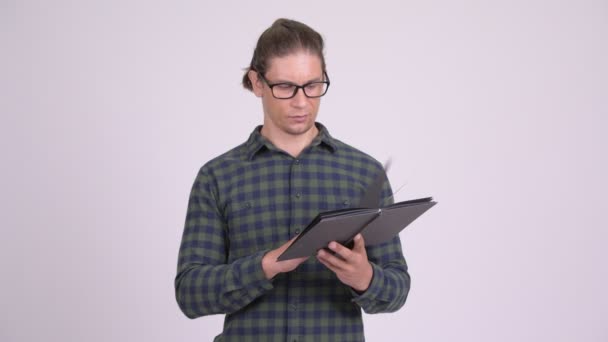 Homem hipster feliz sorrindo ao ler o livro — Vídeo de Stock
