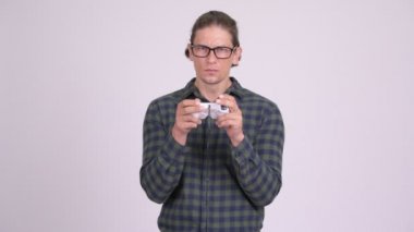 Oyun oynamayı ve kaybetme hipster adam vurguladı