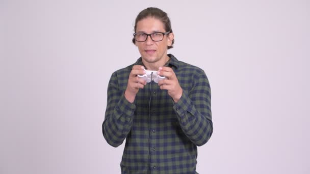 Homem hipster feliz jogar jogos e ganhar — Vídeo de Stock