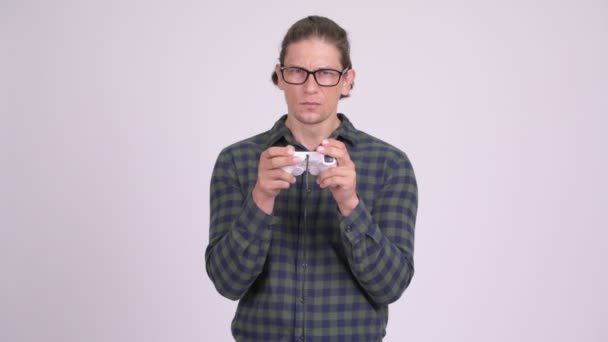 Hombre hipster estresado jugando juegos y perdiendo — Vídeos de Stock