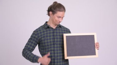 Blackboard tutarak ve Yaşasın vererek mutlu hipster adam