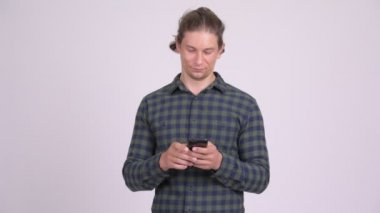Telefon kullanırken gülümseyen mutlu hipster adam