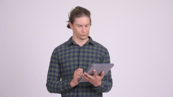 Homem hipster feliz pensando ao usar tablet digital — Vídeo de Stock