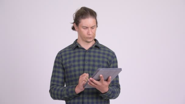 Heureux homme hipster penser tout en utilisant une tablette numérique — Video