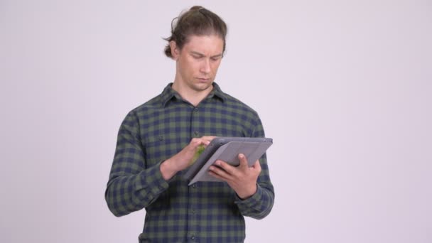 Gestresster Hipster-Mann nutzt digitales Tablet und bekommt schlechte Nachrichten — Stockvideo
