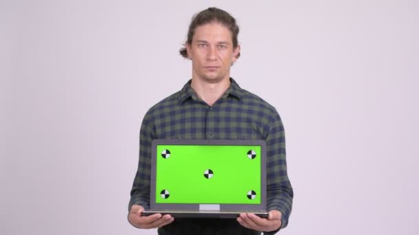 Glad hipster mannen ler medan visar laptop — Stockvideo