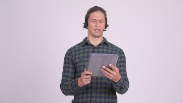 Gestresster Mann als Callcenter-Mitarbeiter mit digitalem Tablet — Stockvideo