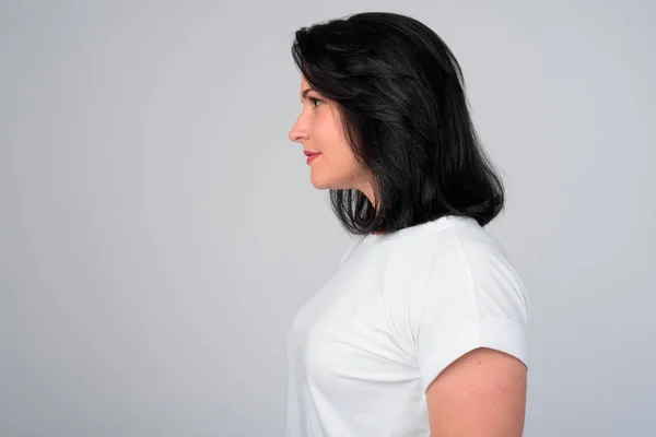 Zobrazení profilu krásné ženy s krátkými vlasy proti bílým pozadím — Stock fotografie