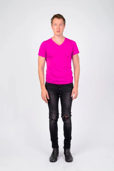 Teljes test lövés lila inget visel jóképű fiatalember — Stock Fotó