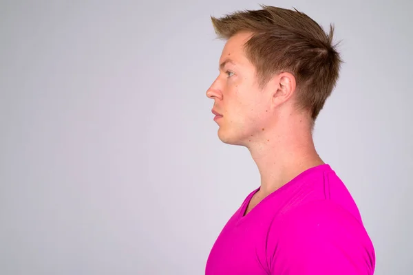 Visão de perfil de homem bonito jovem vestindo camisa roxa — Fotografia de Stock