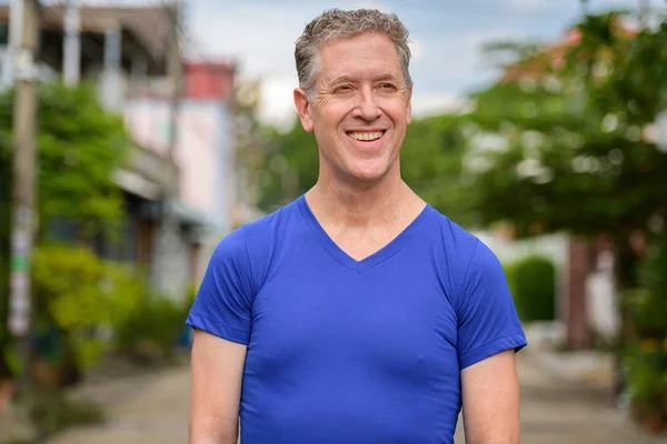 Happy mature man thinking in the streets outdoors — Stock Photo, Image