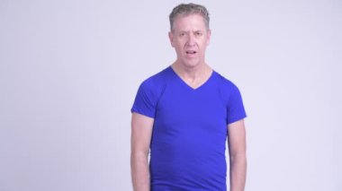 Olgun adam şaşırmış ve şok bakan