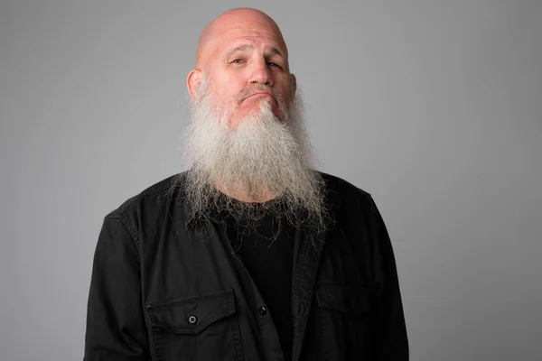 Tvář starší plešatý muž s dlouhou šedou bradkou pohledu hrdý — Stock fotografie